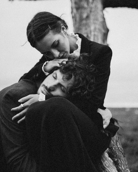 Couple Vintage Photography, Black And White Couples Photography, Playing With Hair Couple, Couple Sitting Poses Reference, Vintage Couple Photos, Editorial Couple Photoshoot, Vintage Couples Photoshoot, Hug Reference, Love Story Aesthetic