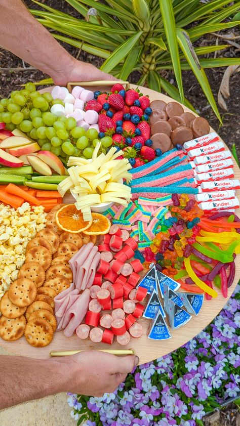 Cute Birthday Food Ideas, Snack Table Ideas Party Kids, Easy Pool Party Food, Birthday Snack Table, Pool Party Food Ideas, Birthday Party Meals, Party Food Ideas For Kids, Birthday Foods, Childrens Party Food