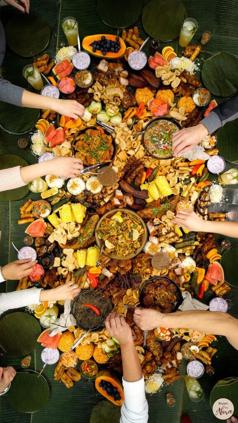 Boodle Food Ideas, Food Traditional, Cooking Filipino Food, Food Feast, Food And Culture, Filipino Table Setting, Sharing Plates, Kamayan Feast Ideas, Filipino Food Ideas