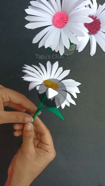 Flowers Made Of Paper, Flowers Of Paper How To Make, How To Make A Stem For A Paper Flower, How To Make A Paper Daisy, Craft Ideas Flower Making, Home Made Flowers Crafts, Easy Paper Flowers Simple Diy Crafts, Flower In Paper, Easy Flowers Craft