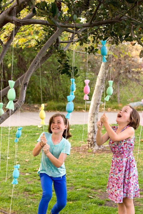 DIY Candy-Filled Egg Popper Tree, great for older kids during the Easter egg hunt Fun Easter Games, Diy Osterschmuck, Easter Egg Hunt Party, Egg Hunt Party, Easter Games For Kids, Creative Easter Eggs, Easter Hunt, Easter Games, Diy Ostern