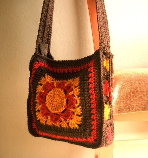 Groovy Textiles: 70's Style Bag - Pattern is in blog archive - April 2013 Crochet Hippie, Hippie Crochet, Confection Au Crochet, Crochet Patron, Handbag Pattern, Crochet Diy, Diy Crochet Projects, Bag Crochet, Crochet Bag Pattern