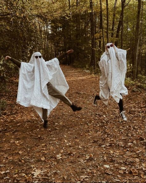 Ghost Friend Pictures, Funny Halloween Photos, Best Ghoul Friends Photoshoot, Blanket Ghost Photoshoot, Pumpkin Patch Ghost Photoshoot, Ghost Blanket Photoshoot, Silly Ghost Photoshoot, Bff Ghost Photoshoot, Ghost Aesthetic Photoshoot