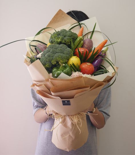 Vegetable Flower Bouquet, Bouquet Of Vegetables, Vegetables Bouquet Ideas, Fruit Flower Bouquet, Broccoli Bouquet, Bouquet Vegetable, Green Bouquet Flowers, Vegetables Bouquet, Salad Bouquet