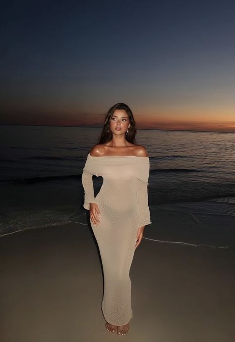 Miami Outfits Dinner, Sunset Dress Photoshoot, Sunset Photoshoot Ideas On The Beach, Vacation Picture Ideas Instagram, Beach Dress Pictures, Beach Pictures Dress, Vacation Pictures Aesthetic, Vacation Photo Ideas Instagram, Beach Sunset Poses