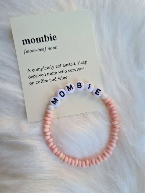 Funny Bracelets Beads Words, Letter Bracelet Beads, Letter Bead Bracelets, Cute Friendship Bracelets, Unique Words Definitions, Bracelet Inspo, Slang Words, Word Bracelet, Clay Bracelet