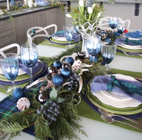 Christmas Table Blue And Silver, Blue Silver Christmas Table, Blue And Green Christmas Table Setting, Blue Xmas Decorating Ideas, Blue Christmas Table Decor, Blue Christmas Table, Blue Table Settings, Pearl Christmas, Aqua Christmas