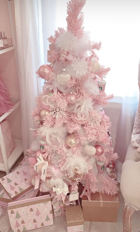 Pink Coquette Christmas Tree, Pink Velvet Christmas Tree, Pink And Gold Tree Christmas, Pink Christmas Tree Ideas Decorating, Tulle In Christmas Tree, White Tree Pink Decorations, White Tree Christmas Decorating Ideas, Christmas Room Bloxburg, Coquette Christmas Tree