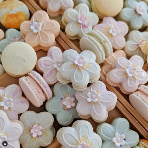 French Macaron Packaging, Baking Aesthetic Macarons, Two Groovy Macarons, Cute Pastel Cupcakes, Fun Macaron Shapes, Macaroon Decoration Ideas, Flower Macaron Template, Cute Macarons Aesthetic, Macaroons Shapes