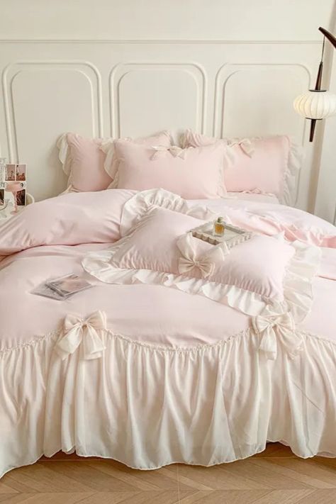 Cute Pink Beds, Pink Bedsheet Aesthetic, Light Pink Dorm Room Aesthetic, Pink Bedding Aesthetic, Coquette Bedding, Cute Beds, Girly Bedroom Aesthetic, Girly Bedding, Pink Bed Sheets