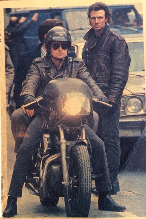 Michael Douglas introduces stunt double for last 26 years Buddy Movie, Biker Photos, Cafe Racer Moto, Michael Douglas, Stunt Doubles, Black Rain, Ridley Scott, Evil Twin, Best Director