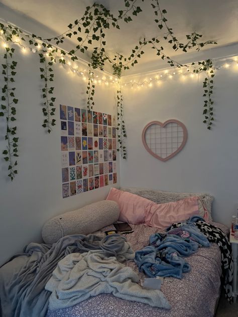 brookeepeterss on ig Fresh Room Decor, Tiny Room Decor Ideas, Room Decor Simple, Stylish Bedroom Ideas, Art Decor Ideas, Dorm Room Wall Decor, Girly Room Decor, Dorm Room Walls, Girls Dorm Room