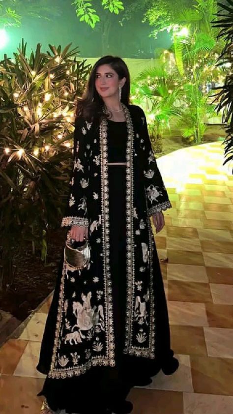 Jacket Pakistani Dress, The Desi Shadi Clothes, Pakistani Luxury Dresses, Black Sharara For Wedding, Lehnga Inspo Aesthetic, Sharara Suits Designs, Fancy Indian Outfits, Eastern Outfit Ideas, Fancy Dresses Design Pakistani