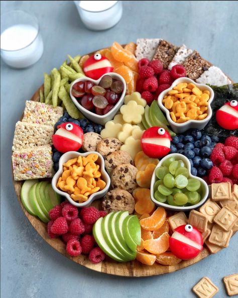 Charcuterie Board For Kids, Drake Promposal, Sommer Mad, Birthday Snacks, Charcuterie Inspiration, Proposals Ideas, Party Food Platters, Board For Kids, Charcuterie Recipes