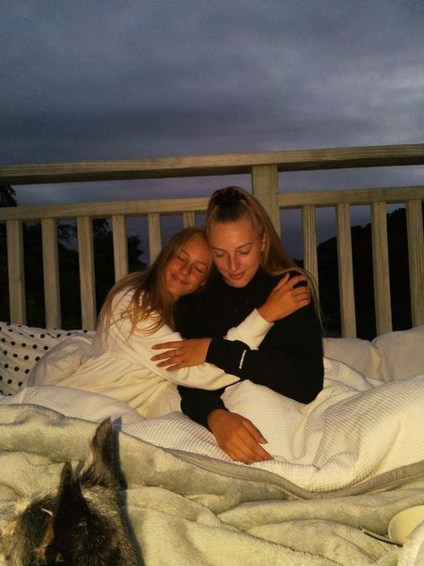 Outdoor sleepovers... Sleepover, Bff pictures, Photoshoot