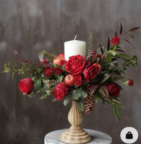 Christmas Candle Flower Arrangements, Roses Christmas Decor, Christmas Table Arrangements Floral, Christmas Flower Ideas, Christmas Centerpieces Wedding, Christmas Flower Centerpieces, Christmas Flowers Arrangements, Christmas Flower Arrangements Ideas, Flower Arrangements Winter