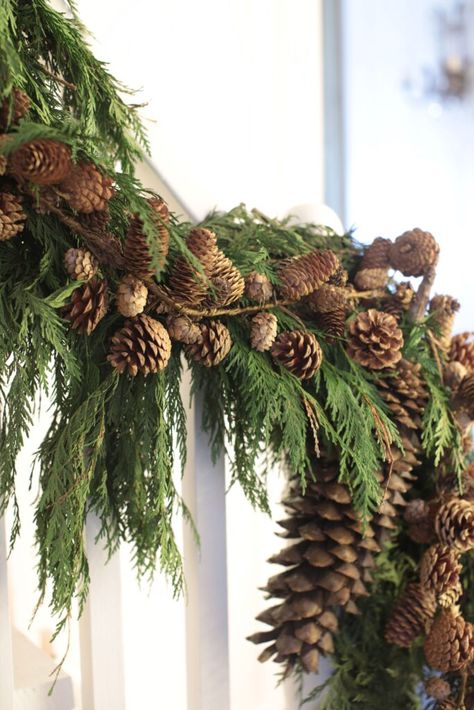 Woodland Christmas Decor, Christmas Decor Trends, Pinecone Garland, Christmas Staircase, Natural Christmas Decor, Cottage Christmas, Tree Garland, Natural Christmas, Woodland Christmas