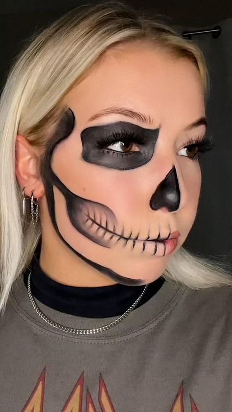 Easy Halloween Makeup Scull, Simple Cute Skeleton Makeup, Skeleton Halloween Makeup Easy, Half Skeleton Makeup Easy, Skull Face Paint Easy, Cute Skull Makeup, Skull Makeup Half Face, Skull Makeup Easy, Skeleton Makeup Half Face