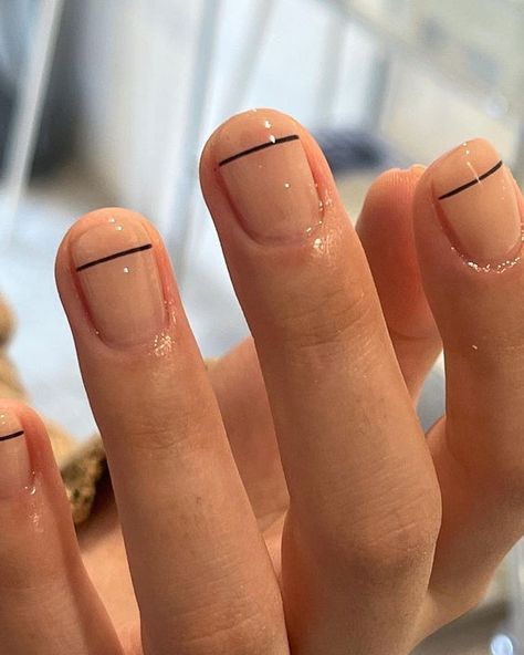 Looking for some clean and polished manicures that don’t involve any intricate details? Let this Korean minimalist nail art inspire you. Korean Nail Designs, Minimal Manicure, Modern Nail Art, Korean Nail, Minimalist Nail, Minimal Nails Art, Mens Nails, Korean Nail Art, Floral Nail Designs