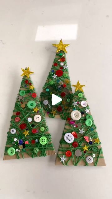 Amy Powell - Learning&ExploringThroughPlay on Instagram: "Wool Christmas Tree Craft for Kids. A simple craft that’s great to work the motor skills. As the children wrap the wool around their tree templates they’ll see them start to turn green as the wool crisscrosses. 

So effective, easy and cheap to do! Have fun all! 

💚 SAVE to remember to give it a go. 💚

#learningthroughplay #playbasedlearning #earlylearning #sensoryplay #invitationtoplay #playmatters #preschool #play #kidsactivities #earlyyears #montessori #homeschool #toddleractivities #earlychildhoodeducation #eyfs #learningathome #montessoriathome #kids #education #playathome #finemotorskills #homeschooling #playideas #preschoolactivities #learningisfun #openendedplay #letthembelittle #playislearning #ourplay2day" Christmas Craft Eyfs Kids, Year 3 Christmas Craft, Christmas Craft Ks1, Year 1 Christmas Craft, Christmas Ks1 Activities, Year 6 Christmas Craft, Christmas Decorations Eyfs, Montessori Christmas Crafts, Christmas Crafts For 5 Year