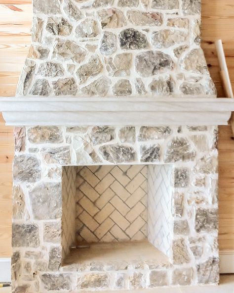 Light Stone Fireplace, Painted Stone Fireplace, Stone Fireplace Makeover, Fireplace Inspiration, Cottage Fireplace, Fireplace Redo, Fireplace Update, White Wash Brick, Rock Fireplaces