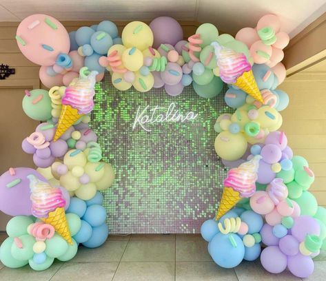 Ice Cream Balloons, Rainbow Balloon Arch, Ice Cream Party Decorations, Ice Cream Party Theme, Candy Theme Birthday Party, Deco Ballon, Candy Land Birthday Party, Fest Temaer, Birthday Party Background