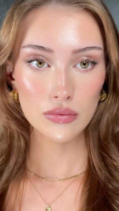 Make Up Fair Skin, Fair Skin Aesthetic, Morning Makeup Look, Makeup Fair Skin, Best Charlotte Tilbury Products, Berry Makeup, Flawless Face Makeup, Pale Skin Makeup, Dewy Makeup Look