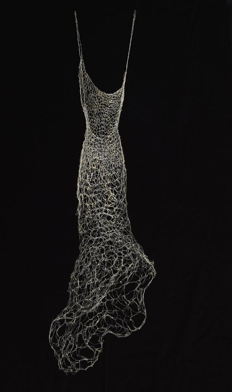 "Aurum Argentum" Wire Dress Sculpture, Wire Dress, Woven Wire Dresses Dress Sculpture, Neat Garden, Junk Kouture, Wire Dress, Sculpture Wire, Wire Sculptures, Dress Art, 3d Fashion, Ballet Photography