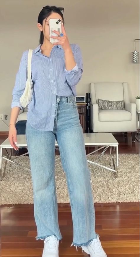 Classy Shirt Outfit, Classy Casual Outfits Aesthetic, Celana Jins Wanita, Romantic Style Women, Outfit Cafe, Ootd Work, Shirt With Jeans, Elegance Dress, Simple Casual Outfits