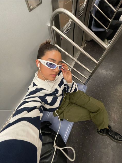 selfie con audífonos y lentes en el metro 0.5 Outfit Pics, Selfie Outfit Ideas, 0.5 Pics Aesthetic, .5 Selfie Ideas, 0 5 Selfie Ideas, Metro Photoshoot Ideas, Subway Poses, 0 5 Pictures Iphone Selfie, Metro Poses