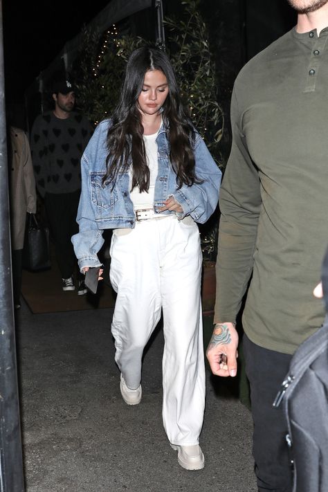 Selena Gomez 2023, Selena Gomez Outfits Casual, Selena Gomez Street Style, Selena Gomez Outfits, Selena Gomez Style, Grunge Dress, Casual Day Outfits, Marie Gomez, Stylish Work Outfits