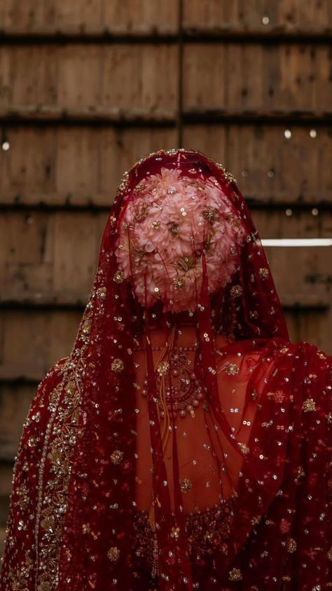 Asian Bridal Photoshoot, Dupatta Setting Bridal, Bangladeshi Wedding Dress, Desi Wedding Dresses Red, Red Veil Aesthetic, Pakistan Wedding Aesthetic, Desi Bride Red, Indian Bride Aesthetic, Bridal Lengha Red