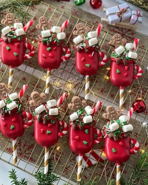 Christmas Cake Sicles, Cookie Christmas Party, Cake Pops Christmas Ideas, Christmas Treats Aesthetic, Christmas Cakesicle, Christmas Cakecicles, Christmas Treat Boxes Ideas, Christmas Cakesicles, Cake Pops Christmas