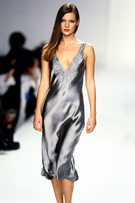 See the complete Calvin Klein Spring 1995 collection and 9 more Calvin Klein shows from the ‘90s. Calvin Klein Fashion, Haute Couture Style, Fashion Guys, 90s Slip Dress, 90s Calvin Klein, 1990s Fashion, Calvin Klein Collection, 90s Fashion Outfits, Glamour Dress