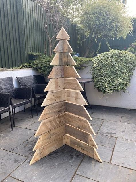 Wooden Pallet Trees Christmas, Pallet Wood Xmas Trees, Pallet Outdoor Christmas Decor, Christmas Trees Made Out Of Pallets, Light Up Deer Christmas Outside, Wood Christmas Tree Outdoor, Christmas Wood Pallet Projects, Pallet Wood Christmas Trees, Pallet Crafts Christmas