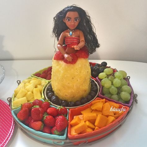 Moana Doll "Fruit". Perfect for kids with allergies. Or when school wont allow cupcakes. Moana Fruit Platter. Moana Disney Food Idea. Moana Disney. Moana Fruit Ideas. Moana Maui Fruit Platter  Doll "Fruit" Cake! Moana Doll Birthday Cake, Moana Fruit Platter, Moana Birthday Party Ideas Food, Moana Party Food, Fruit Tray Ideas For Party, Moana Food, Moana Doll, Fruit Tray Ideas, Moana Birthday Party Theme