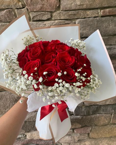 Easy Crochet Rose, Red Rose Arrangements, Red Flower Bouquet, Roses Bouquet Gift, Birthday Flowers Bouquet, Diy Bouquet Wrap, Rose Flower Arrangements, Luxury Flower Bouquets, Red Bouquet