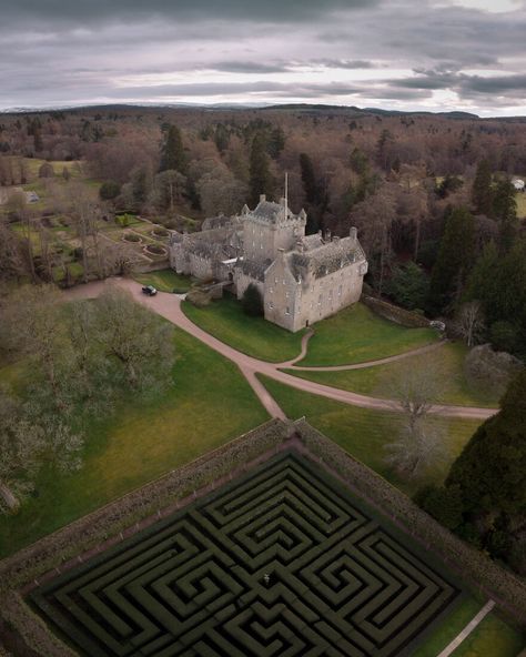 Castles Around The World, Old Castles, Cawdor Castle, Highlands Castle, Easter Island Heads, Hohenzollern Castle, Where Eagles Dare, Loire Valley France, Castles To Visit