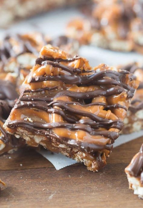 Caramel Pretzel Bars, Homemade Candy Bars, Pretzel Bars, Chocolate Caramel Pretzels, Chocolate And Caramel, Caramel Pretzels, Salty Treats, Dessert Bar Recipe, Brownie Desserts