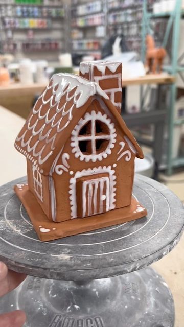 Ceramic Gingerbread Houses Diy, Pottery Gingerbread Man, Gingerbread Lantern Diy, Clay Pottery Christmas Ideas, Christmas Decor Clay Diy, Small Clay Houses, Ceramics Gingerbread House, Christmas Clay Art Ideas, Gingerbread Ceramic House