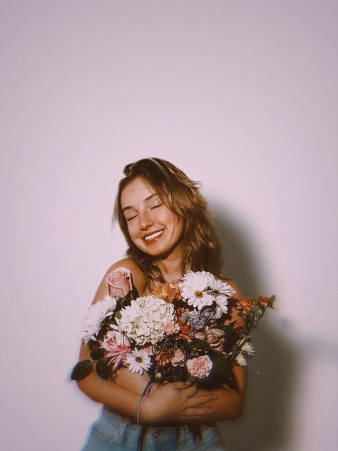 Birthday Flowers Pictures, Girl Photoshooting Ideas With Flower, Photos Ideas With Flowers, Photography With Flowers Ideas, Self Portrait Photography Flowers, Floral Themed Photoshoot, Flower Instagram Post Ideas, Aesthetic Pics With Flowers, Self Portrait Poses With Flowers