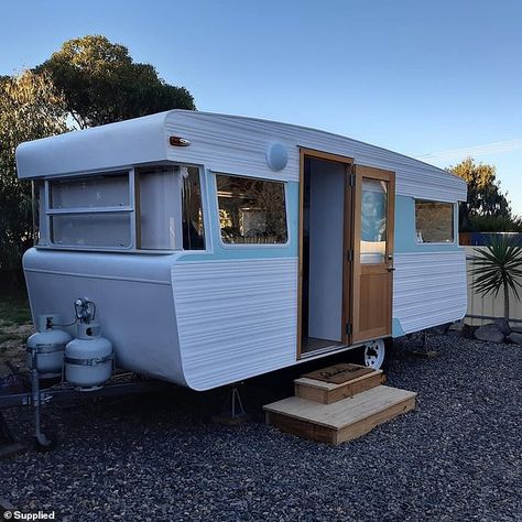 Caravan Salon Ideas, Trailer Salon Ideas, Camper Hair Salon Ideas, Airstream Hair Salon, Caravan Nail Salon, Mobile Hairdresser Ideas, Travel Trailer Hair Salon, Caravan Beauty Salon Ideas, Camper Hair Salon