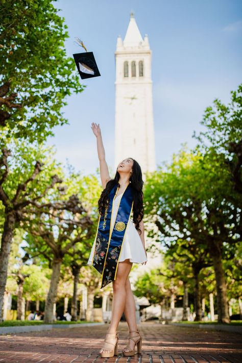 Graduation - LET ME CAPTURE YOU Nursing School Graduation Pictures, College Grad Pictures, Grad Picture Ideas, Nursing Graduation Pictures, Senior Photoshoot Poses, College Graduation Photoshoot, College Graduation Pictures Poses, Graduation Look, Grad Photography