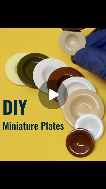 Clayziness® | Polymer Clay Artist on Instagram: "Watch how I sculpt Miniature Plates with Polymer Clay in an easy way! You will also find the whole Tutorial on my Youtube channel (Link in bio)✌🏼   ⠀⠀⠀⠀⠀⠀⠀⠀⠀⠀⠀⠀   ⠀⠀⠀⠀⠀⠀⠀⠀⠀⠀⠀⠀ Posted it as reel to see how it performs in comparison to normal posts. Sorry for the spam 😅⠀⠀⠀⠀⠀⠀⠀⠀⠀⠀⠀   ⠀⠀⠀⠀⠀⠀⠀⠀⠀⠀⠀⠀   ⠀⠀⠀⠀⠀⠀⠀⠀⠀⠀⠀⠀   ⠀⠀⠀⠀⠀⠀⠀⠀⠀⠀⠀⠀ ⠀⠀⠀⠀⠀⠀⠀⠀⠀⠀⠀⠀⠀⠀⠀⠀⠀⠀⠀⠀⠀⠀⠀⠀ #clayziness #arttutorial #claytutorial #instareel #tutorial #diy #tutorials #dollhouse #howtosculpt #artistsoninstagram #sculpting #miniature #clayfood #dollhouseminiatures #polymerclaycreations #realisticart #reels #artvideo #artstagram #originalart  #foodart #escultor #tablewares #easytutorial #diytutorial" Miniature Clay Plates, Clay Plate Tutorial, Miniature Plates Diy, Clay Miniatures Diy Tutorials, Polymer Clay Plate, Polymer Clay Miniatures Tutorials, Miniature Food Tutorials, Clay Dish, Polymer Clay Miniature