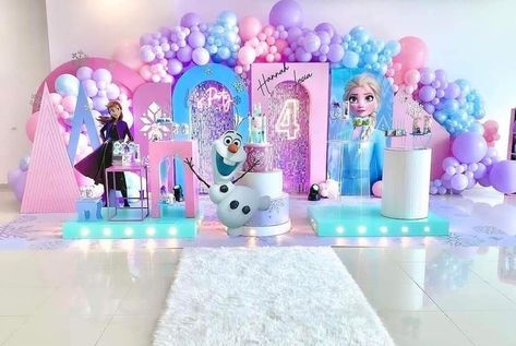 Frozen Centerpiece Ideas, Elsa Party Decorations, Frozen Party Backdrop, Frozen Theme Party Decorations, Princess Themed Birthday Party, Frozen Birthday Party Decorations, Elsa Birthday Party, Frozen Bday Party, Disney Frozen Birthday Party