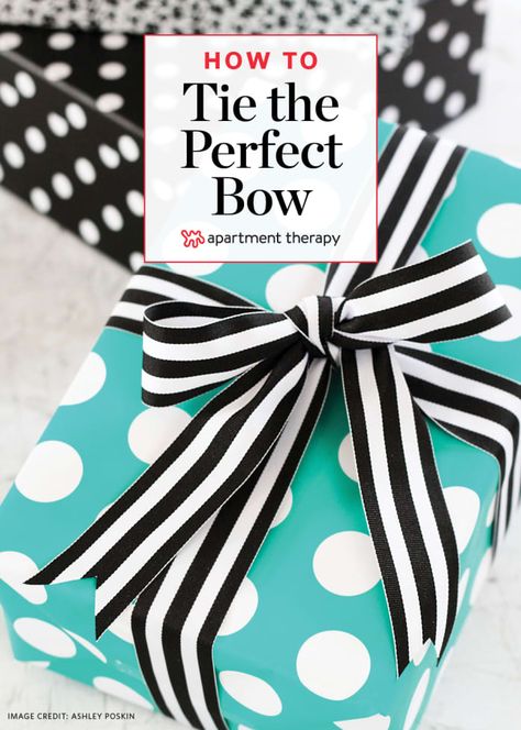 Ribbon On Presents, Tie Bows With Ribbon, Christmas Present Bow, Bows For Presents, Pretty Presents, Package Bows, Christmas Bows Diy, How To Tie Ribbon, Bows Diy Ribbon