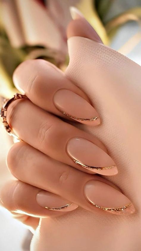 Med Almond Nails Designs, Almond Gold Nails, Proposal Nails Ideas, Ongles Beiges, Grad Nails, Almond Acrylic, Amazing Nails, Gold Nail, Manicure Ideas