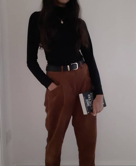 Brown Couduroy trousers, black turtleneck, belt, gold necklace and rings. Black Shirt And Brown Pants, Black Turtleneck Brown Pants, Black Shirt Brown Pants, Black Pants Brown Belt, Trendy Brown Turtleneck Top, Oversized Brown Turtleneck With Long Sleeves, Minimalist Fashion Black, Dark Brown Corduroy Pants, Girls Black Jeans