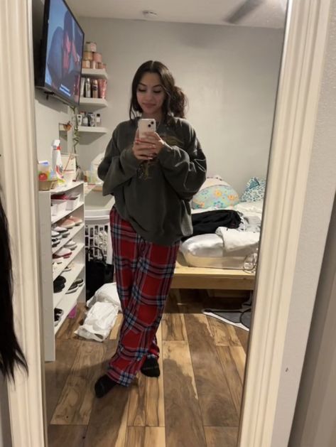 Lazy Latina Outfit, Pj Pants Outfit Aesthetic, Pajama Pants School Outfit, How To Style Pj Pants For School, Pijama Day At School Outfits, Comfy Outfits For When Your On Your Period, Outfits With Pj Pants, Pjs Outfits Aesthetic, Lazy School Fits