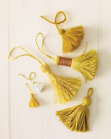 it did not occur to me until now that tassels were something I would have to make Tassels Tutorials, Hantverk Diy, Tassel Crafts, How To Make Tassels, Beaded Beads, Diy Tassel, Recycled Crafts, Yarn Crafts, Diy Inspiration